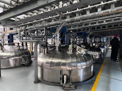 HCDAR-80 在不锈钢反应釜群组中的安装实景.jpg